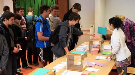 Des étudiants participent à une élection à l'université de Colmar (Haut-Rhin), le 22 mai 2012. (MAXPPP)