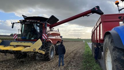 Aurélien Sargeret, céréalier de 40 ans, sur son exploitation de Théméricourt, dans le Val-d'Oise. (FRANCE INFO / RADIOFRANCE)