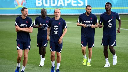 Adrien Rabiot, N'Golo Kanté, Antoine Griezmann, Karim Benzema et Paul Pogba (de gauche à droite) à l'entraînement, dimanche 20 juin, à Budapest. (FRANCK FIFE / AFP)