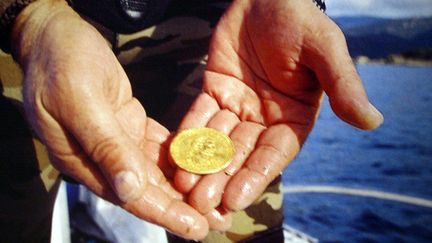 L'une des pièces d'or retrouvées par des plongeurs dans le golfe de  Lava
 (PHOTOPQR/NICE MATIN)