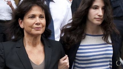 Camille Strauss-Kahn avec sa belle-mère Anne Sinclair à la sortie du tribunal de New York.