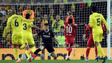 Sadio Mané inscrit le deuxième but de Liverpool face à Villarreal en demi-finale aller de la Ligue des champions. (OLI SCARFF / AFP)