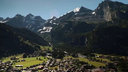 L’effondrement d’une partie du glacier de la Marmelade dans les Alpes italiennes&nbsp;a finalement coûté la vie à onze personnes.&nbsp;Cet événement résonne dans d’autres sites alpins et fait craindre de nouvelles avalanches rocheuses.&nbsp;C’est le cas en Suisse, à&nbsp;Kandersteg. (FRANCE 2)