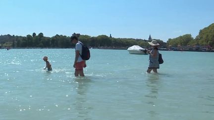 Le lac d'Annecy fait l'objet de toutes les attentions, samedi 13 août. Son niveau baisse actuellement d'environ 1 cm par jour. (FRANCE 3)