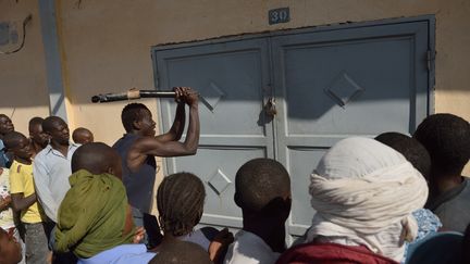 Des Maliens&nbsp;pillent un magasin appartenant &agrave; un "Arabe", le 29 janvier 2013 &agrave; Tombouctou (Mali). (ERIC FEFERBERG / AFP)