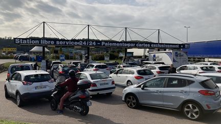 File d'attente devant une station-service à&nbsp;Saint-Avold (Moselle), le 11 octobre 2022. (Bastien Munch - RADIO FRANCE)