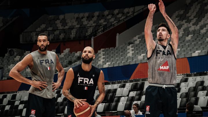 Les Français Rudy Gobert, Evan Fournier et Nando De Colo (de gauche à droite) à l'entraînement, à Jakarta (Indonésie), le 23 août 2023. (YASUYOSHI CHIBA / AFP)