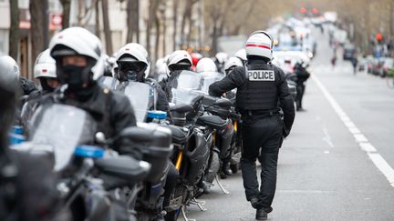 Des policiers de la Brav-M lors de la 10e journée de manifestation contre la réforme des retraites, à Paris, le 28 mars 2023. (QUENTIN VEUILLET / NURPHOTO / AFP)