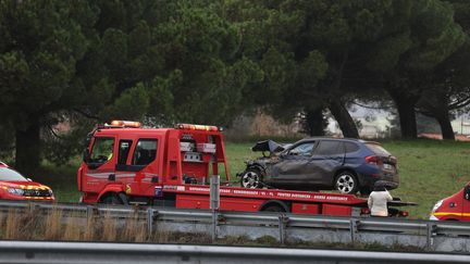 Les pompiers remorquent la voiture qui a percuté une famille d'agriculteurs qui se trouvaient à un barrage à Pamiers (Ariège), le 23 janvier 2024. (VALENTINE CHAPUIS / AFP)