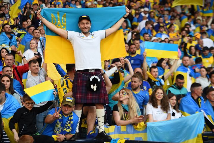 Ukrainian fans flocked to Glasgow for the semi-final play-off against Scotland on June 1.   (ANDY BUCHANAN / AFP)