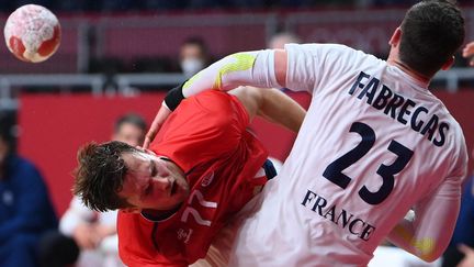 Le Norvégien&nbsp;Magnus Abelvik Rod au contact avec le Français Ludovic Fabregas, lors de France-Norvège le 1er août 2021 aux JO de Tokyo. (FRANCK FIFE / AFP)