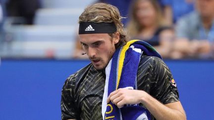 Le Grec&nbsp;Stefanos Tsitsipas a été battu par l'Espagnol&nbsp;Carlos Alcaraz, lors du troisième tour de l'US Open, samedi 4 septembre.&nbsp; (KENA BETANCUR / AFP)