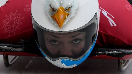 Dans les virages de la piste de skeleton de Pyeongchang (Corée du Sud), l'Américaine&nbsp;Katie Uhlaender est guidée par un aigle posé sur son casque. (MARK RALSTON / AFP)