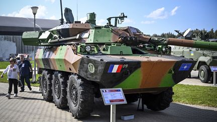 Un blindé français AMX-10 "capturé" aux Ukrainiens est par exemple exposé à Moscou, au forum "Armée-2023", le 15 août 2023. (ALEXANDER NEMENOV / AFP)