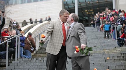 Plusieurs centaines de personnes sont venues acclamer les premiers mariages entre personnes du m&ecirc;me sexe c&eacute;l&eacute;br&eacute;s &agrave; Seattle (Etat de Washington, Etats-Unis),&nbsp;le 9 d&eacute;cembre 2012. (CLIFF DESPEAUX / REUTERS)