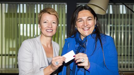 L'ex-secr&eacute;taire d'Etat &agrave; l'Energie sortante, Catherine Fonck, et sa rempla&ccedil;ante Marie-Christine Marghem, le 13 octobre 2014 &agrave; Bruxelles (Belgique). (LAURIE DIEFFEMBACQ / BELGA / AFP )