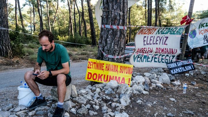 Un manifestant dans la forêt d'Akbelen (Turquie), le 24 juillet 2023, où est prévue une extension de mine. (SOPA IMAGES / SIPA)