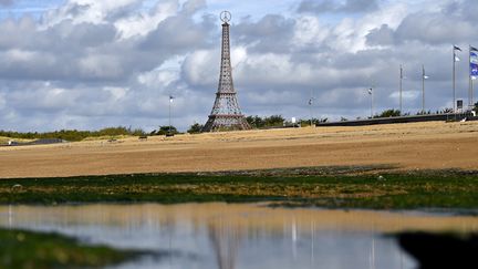 La réplique vendéenne de la tour Eiffel, à quelques pas de la mer, à Saint-Hilaire-de-Riez (18 octobre 2016)
 (Loïc Venance / AFP)