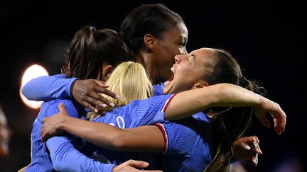 Les Françaises célèbrent le but d'Eugénie Le Sommer contre la Colombie, à Clermont-Ferrand, vendredi 7 avril 2023. (FRANCK FIFE / AFP)