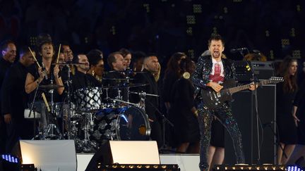 Le chanteur Matt Bellamy du groupe Muse, lors de la c&eacute;r&eacute;monie de cl&ocirc;ture des Jeux olympiques, le 12 ao&ucirc;t 2012.&nbsp; (LEON NEAL / AFP)