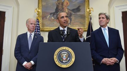 Le président américain, Barack Obama, entouré du secrétaire d'Etat, John Kerry (à droite), et du vice-président, Joe Biden, lors d'une conférence à la Maison Blanche, à Washington, le 6 novembre 2015. (MANDEL NGAN / AFP)