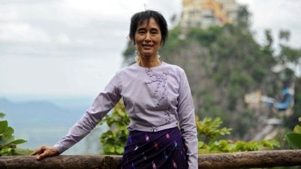 Aung San Suu Kyi pose pour un photographe durant sa visite au mont Popa près de Mandalay le 6 juillet 2011. (AFP-Soe Than Win)