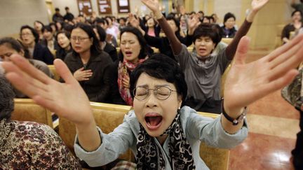 Des chr&eacute;tiennes prient pour demander l'annulation du concert de Lady Gaga &agrave; S&eacute;oul (Cor&eacute;e du Sud), le 22 avril 2012. (LEE JIN-MAN / AP / SIPA)