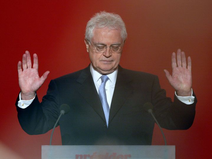 Eliminé au premier tour de l'élection présidentielle, le socialiste Lionel Jospin annonce son retrait de la vie politique, le 21 avril 2002, à Paris. (JACK GUEZ / AFP)