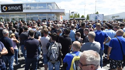 Des employés et syndicats de Smart devant l'usine Smart à Hambach, lors d'un conseil économique et social,&nbsp;le 9 juillet 2020.&nbsp; (JEAN-CHRISTOPHE VERHAEGEN / AFP)