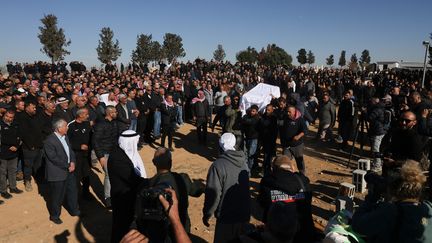 Les proches et amis de l'otage Youssef al-Zayadna portent son cercueil lors de ses funérailles dans la ville bédouine de Rahat, dans le sud d'Israël, le 9 janvier 2025. (AHMAD GHARABLI / AFP)