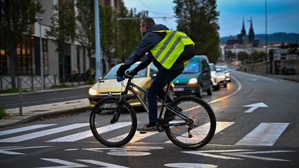 À l'heure d'hiver, les cyclistes sont plus vulnérables à la nuit tombée s'ils ne sont pas assez équipés. (THIERRY LINDAUER / MAXPPP)