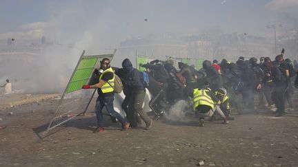 Des manifestants des "gilets jaunes" lors des affrontements avec la police à Paris, le 16 mars 2019. (JEREMIAS GONZALEZ / MAXPPP)