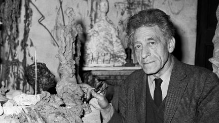 Alberto Giacometti dans son atelier de la rue Hippolyte Maindron dans le 14e arrondissement de Paris, le 3 décembre 1965
