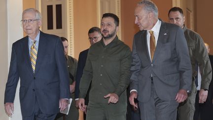 Le président de l’Ukraine Volodymyr Zelensky avec le chef de la majorité au Sénat américain Chuck Schumer et le chef de la minorité au Sénat Mitch McConnell au Capitole des États-Unis le 21 septembre 2023 à Washington. (WIN MCNAMEE / GETTY IMAGES NORTH AMERICA)