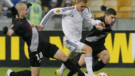 Vitaliy Buyalskiy s'infiltre entre Lionel Mathis et J&eacute;r&eacute;my Pied, le 26 f&eacute;vrier 2015, lors du match entre le Dynamo Kiev et l'En Avant de Guingamp, &agrave; Kiev (Ukraine). (  MAXPPP)