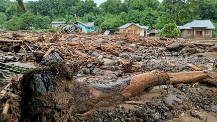 La ville d'Adonara, sur l'île de Florès (Indonésie), le 4 avril 2021 après les inondations.&nbsp; (JOY CHRISTIAN / AFP)