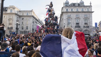 Des Français célèbrent la victoire des Bleus à la Coupe du monde de football, le 15 juillet 2018. (HANS LUCAS / AFP)