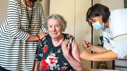 Une résidente d'un Ehpad à&nbsp;Port-Vendres (Pyrénées-Orientales) reçoit sa troisième dose de vaccin, le 9 septembre 2021. (ALINE MORCILLO / HANS LUCAS / AFP)