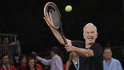 John McEnroe lors d'un tournoi de charité, à Las Vegas (Nevada), le 10 octobre 2016. (JOHN GURZINSKI / AFP)