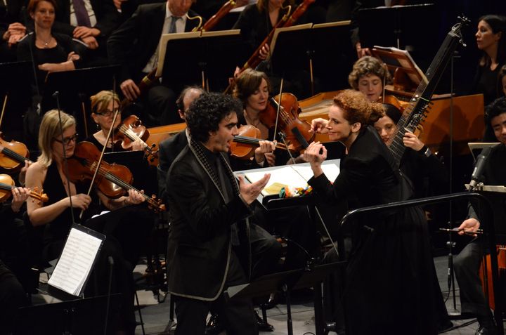 Emmanuelle Haïm, ici face au ténor Rolando Villazon, dirige son ensemble Le Concert d'Astrée lors du Gala des 20 ans en novembre 2021. (FANNY DESTOMBES)