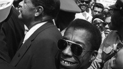 Joseph&nbsp;Mankiewicz et James Baldwin dans la foule, extrait du documentaire "I'm not your negro", de&nbsp;Raoul Peck. (DAN BUDNIK)