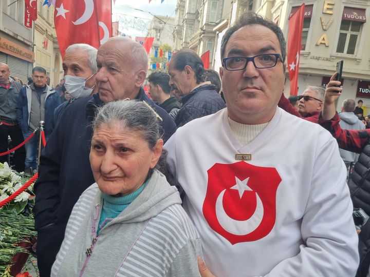 Un homme soutient une vieille dame qui a échappé de peu à l'attentat survenu le dimanche 13 novembre à Istanbul. (Marie-Pierre Vérot)