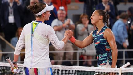 La Française Diane Parry (à droite), victorieuse face à la Tchèque Barbora Krejcikova au premier tour de Roland-Garros, le 23 mai 2022. (THOMAS SAMSON / AFP)