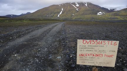  (Un panneau de danger sur une route d'accès au volcan Bardarbunga, dans la région du glacier Vatnajokull © REUTERS / Sigtryggur Johansson)