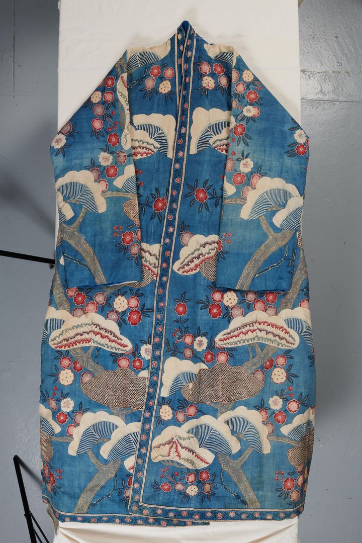 Robe de chambre d'homme,&nbsp;première moitié du XVIIIe siècle en toile de coton peinte et teinte.&nbsp;Indes pour le marché européen (sans doute néerlandais)&nbsp;Inv.1920.1.2039 (Palais Galliera)