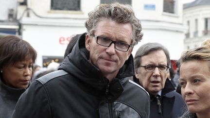 L'animateur Denis Brogniart, lors des obs&egrave;ques de G&eacute;rald Babin, le 5 avril 2013 &agrave; Nemours (Seine-et-Marne). (JACQUES DEMARTHON / AFP)