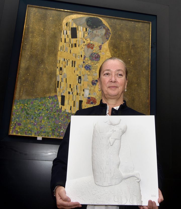 La directrice du Belvedere, Agnes Husslei-Arco, pose avec la reproduction en 3D du "Baiser" de Klimt, le 12 octobre 2016, à Vienne. (HERBERT PFARRHOFER / APA / AFP)