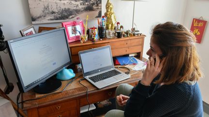 Une femme télétravaille depuis son domicile à Nantes, durant le confinement. Photo d'illustration. (FRANCK DUBRAY / MAXPPP)