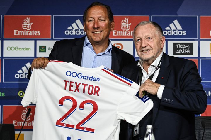 L'homme d'affaires américain John Textor et le président de l'Olympique Lyonnais, Jean-Michel Aulas, en conférence de presse, le 21 juin 2022. (OLIVIER CHASSIGNOLE / AFP)