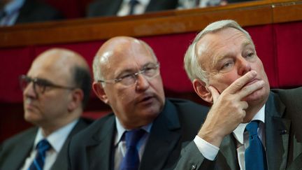 (De G &agrave; D) Les ministres de l'&eacute;conomie, Pierre Moscovici, du Travail, Michel Sapin et le Premier ministre, Jean-Marc Ayrault, le 20 juin 2013 &agrave; Paris. (LCHAM/SIPA)